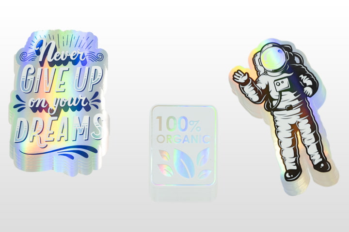 Weisse Aufkleber auf holographischem Hintergrund